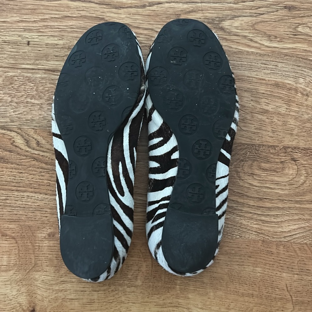 Tory Burch Black and White Zebra Flats Sz 6 1/2 - Picture 8 of 9
